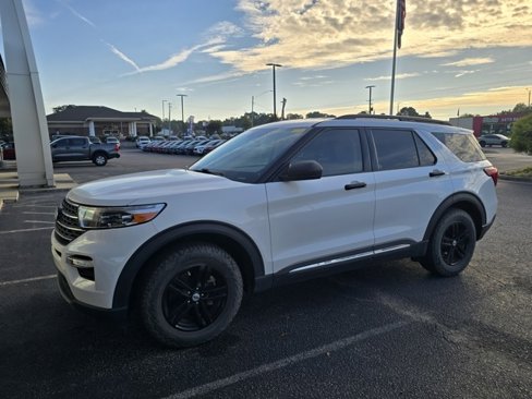 Used 2021 Ford Explorer XLT w/ Equipment Group 202A image 3