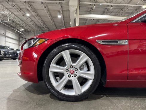 Used 2018 Jaguar XE Premium image 18