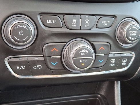 Used 2022 Jeep Cherokee Limited image 17