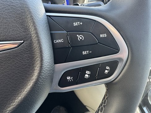 Used 2023 Chrysler Pacifica Touring-L image 16