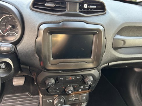 Used 2018 Jeep Renegade Latitude w/ Popular Equipment Group image 21