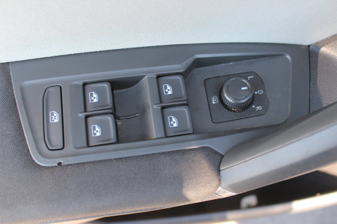 Used 2018 Volkswagen Tiguan S image 30