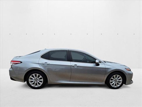 Used 2020 Toyota Camry LE image 4