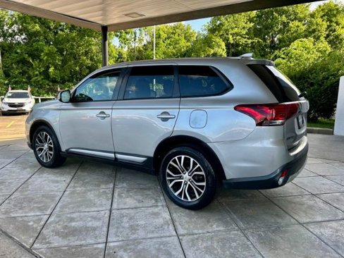 Used 2018 Mitsubishi Outlander SE image 2