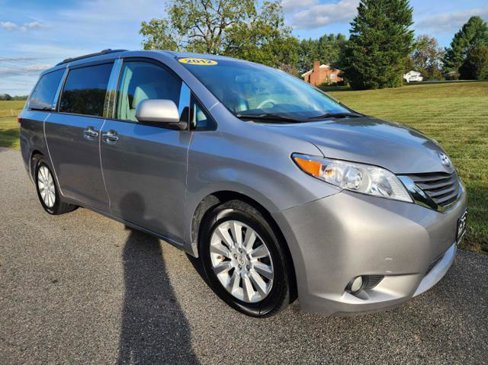 Used 2012 Toyota Sienna XLE image 4