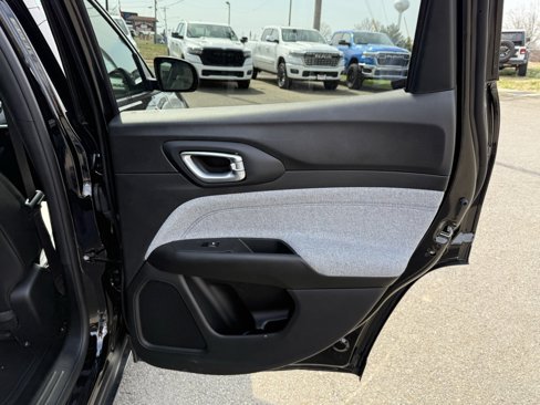 Used 2024 Jeep Compass Latitude image 34