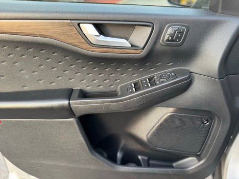 Used 2020 Ford Escape Titanium image 19