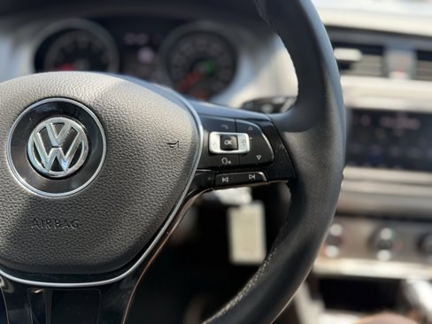 Used 2017 Volkswagen Golf SportWagen image 9