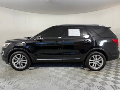Used 2017 Ford Explorer XLT w/ Equipment Group 202A image 4