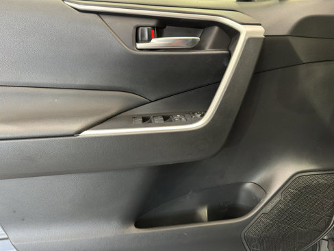 Used 2021 Toyota RAV4 XLE image 13