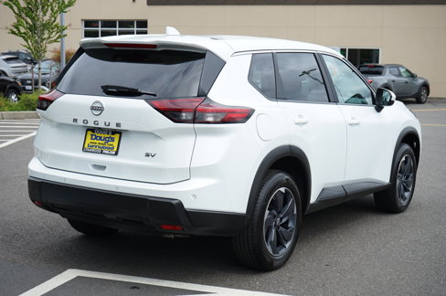Used 2024 Nissan Rogue SV image 3