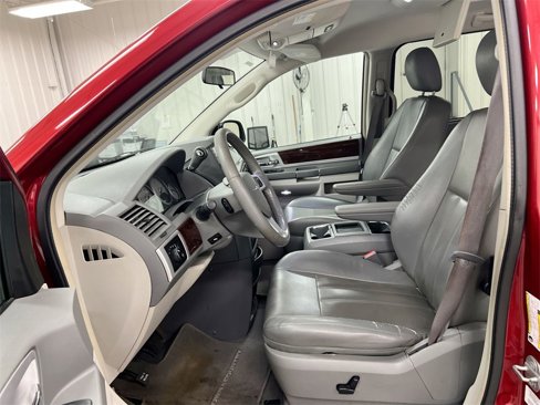 Used 2010 Chrysler Town & Country Touring image 18