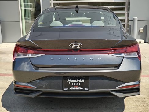Used 2023 Hyundai Elantra SE image 8