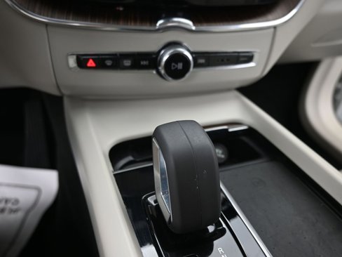 Certified 2022 Volvo XC60 B5 Momentum w/ Advanced Package image 24