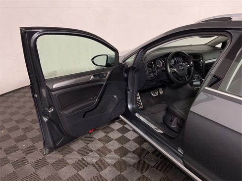 Used 2019 Volkswagen Golf Alltrack S image 17