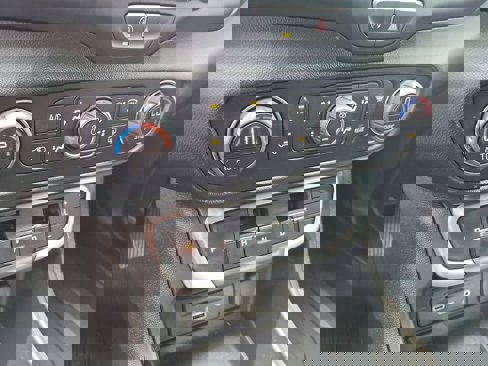 Used 2024 GMC Terrain SLT w/ Infotainment Package II image 16