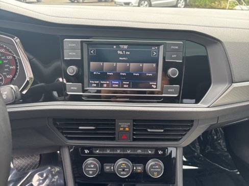 Certified 2021 Volkswagen Jetta R-Line image 15