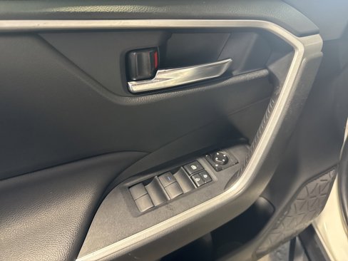 Used 2021 Toyota RAV4 XLE image 33