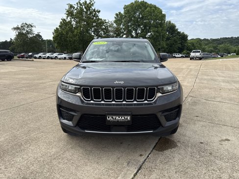 Used 2023 Jeep Grand Cherokee Laredo image 3