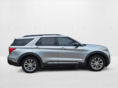 Used 2021 Ford Explorer XLT w/ Equipment Group 202A image 4