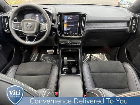 Certified 2022 Volvo XC40 T5 R-Design image 2