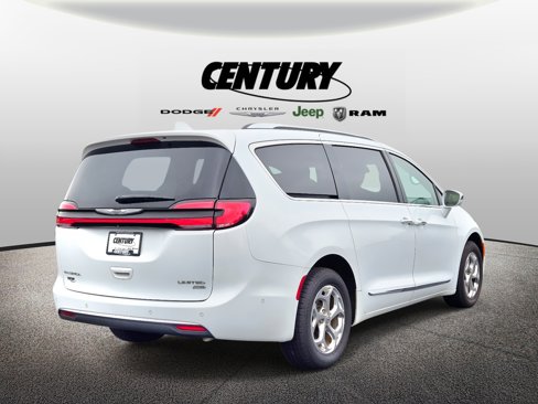 Used 2021 Chrysler Pacifica Limited w/ Premium & Safety Sphere Group image 4