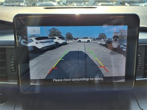 Used 2022 Ford Explorer XLT w/ Equipment Group 202A image 4