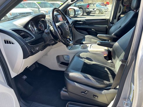 Used 2018 Dodge Grand Caravan SXT image 11
