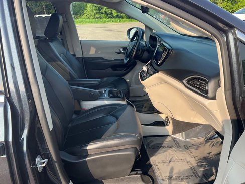 Used 2021 Chrysler Pacifica Touring-L image 19