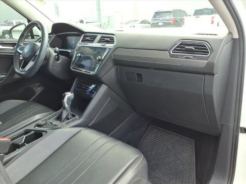 Used 2022 Volkswagen Tiguan SE image 11