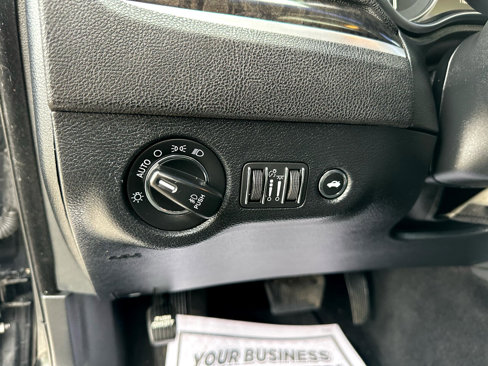 Used 2018 Chrysler 300 Limited image 35