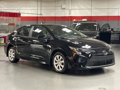 Used 2025 Toyota Corolla LE image 2