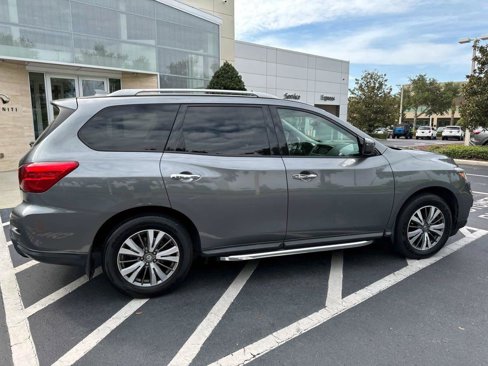 Used 2020 Nissan Pathfinder SV image 2