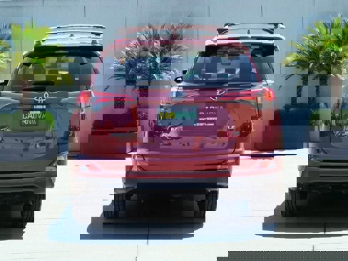 Used 2018 Toyota RAV4 LE image 8