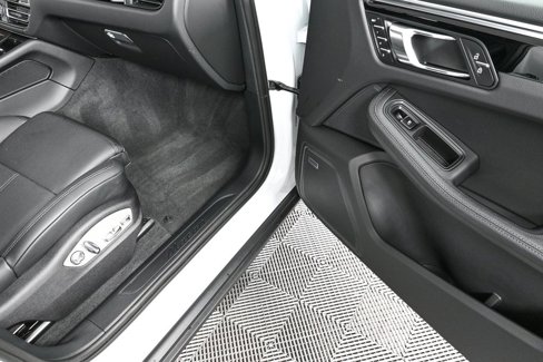 Certified 2025 Porsche Macan image 27