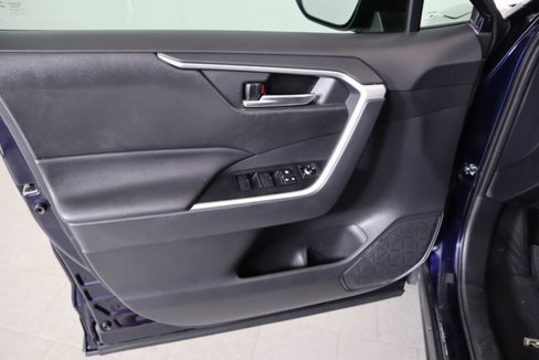 Used 2020 Toyota RAV4 XLE Premium image 21