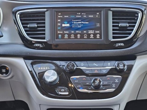 Used 2020 Chrysler Pacifica Touring-L image 25