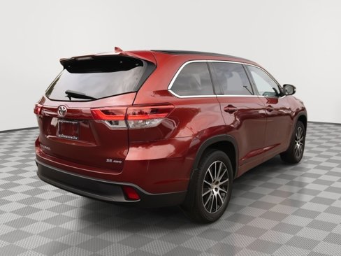 Used 2018 Toyota Highlander SE image 27