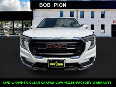 Used 2024 GMC Terrain SLE image 2