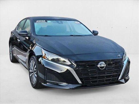 Used 2024 Nissan Altima 2.5 SV image 3