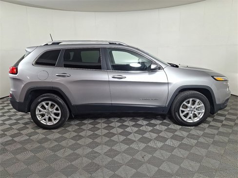 Used 2017 Jeep Cherokee Latitude w/ Cold Weather Group image 11