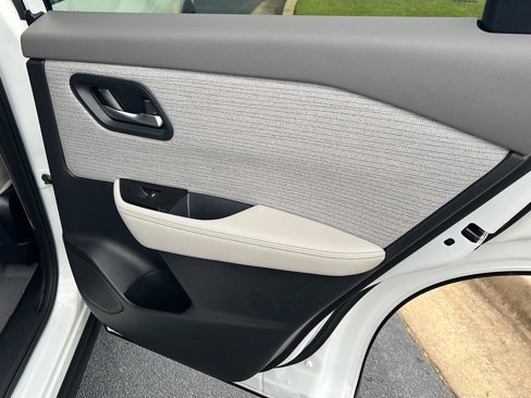 Used 2023 Nissan Rogue SV image 15