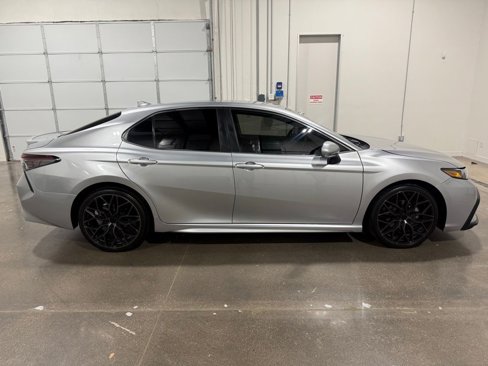 Used 2023 Toyota Camry SE image 4
