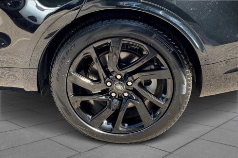 Used 2025 Land Rover Discovery Dynamic SE image 9