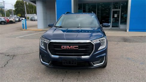 Certified 2022 GMC Terrain SLE w/ Driver Convenience Package image 3