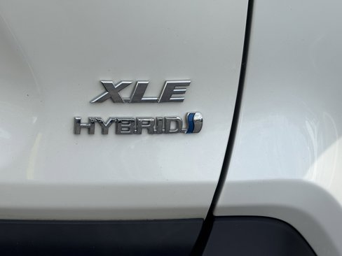 Used 2021 Toyota RAV4 XLE Premium image 10