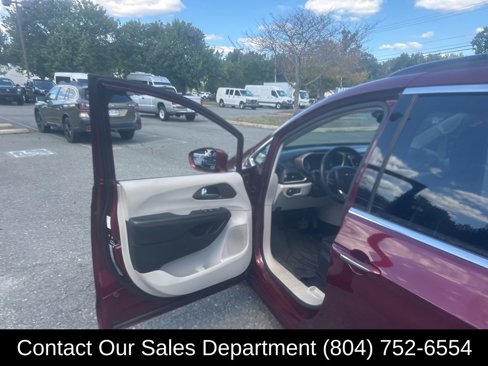 Used 2017 Chrysler Pacifica Touring-L image 13