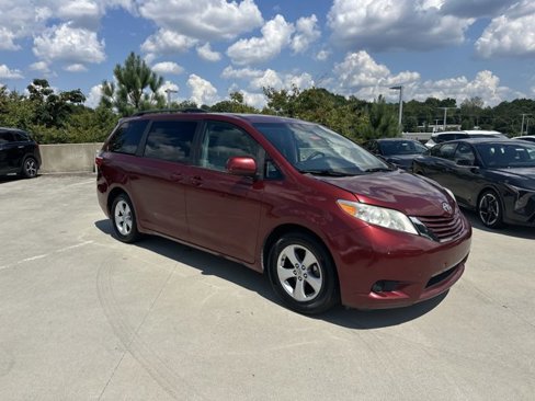 Used 2015 Toyota Sienna LE image 4