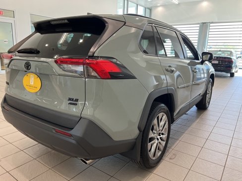 Used 2020 Toyota RAV4 XLE Premium image 7