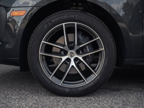 Certified 2025 Porsche Macan image 14
